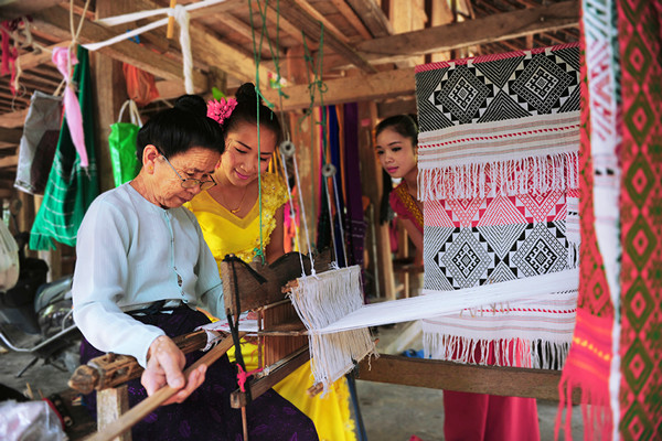 云南西双版纳美丽的傣族姑娘,云南傣族园攻略