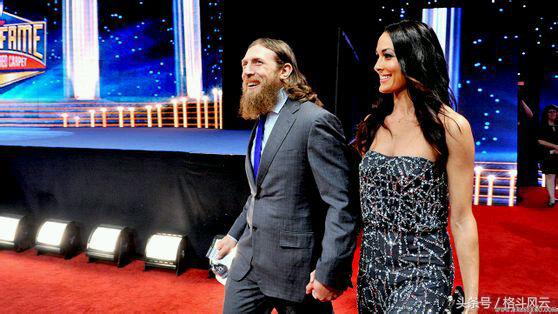 卢瑟夫和米兹拉娜,wwe拉娜跪地向卢瑟夫认错