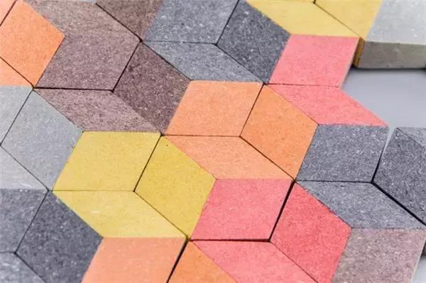 小朋友把手放下去捡玩具,小朋友把手放玩具