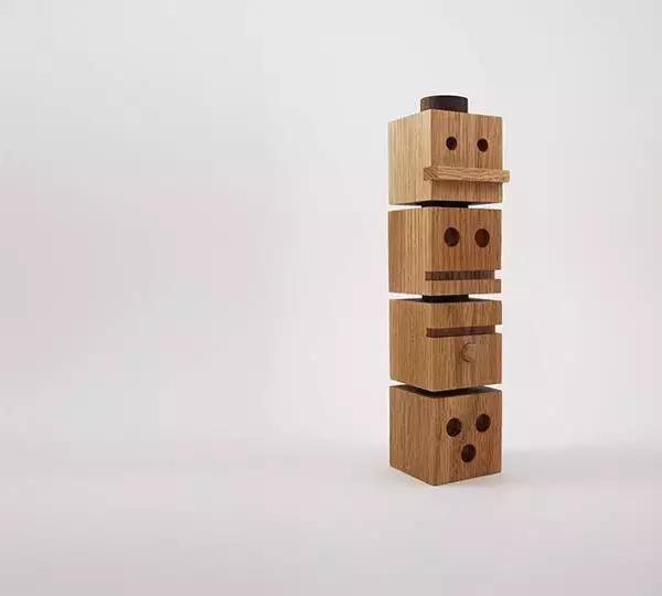 小朋友把手放下去捡玩具,小朋友把手放玩具