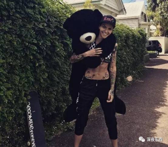 深夜东西｜在男女神之间切换自如的酷女孩，把多少姑娘都掰弯了……