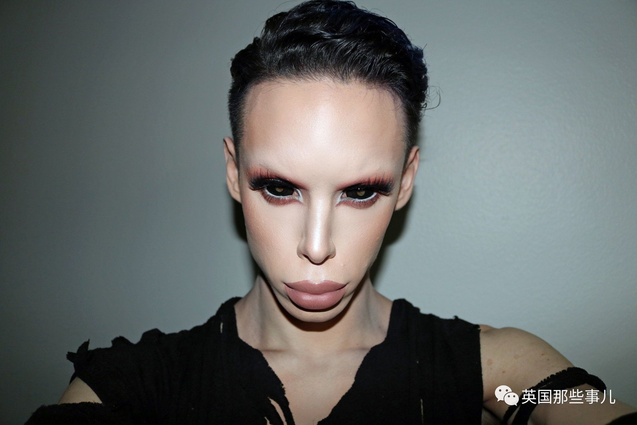 一个不想做男人也不想做女人的小哥，在成为外星人的路上越走越远了……