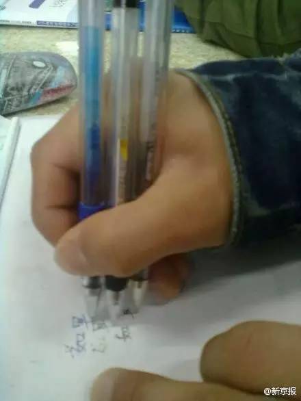 吸毒送外卖,断腿还裸贷……知乎1人分饰244角答题被封