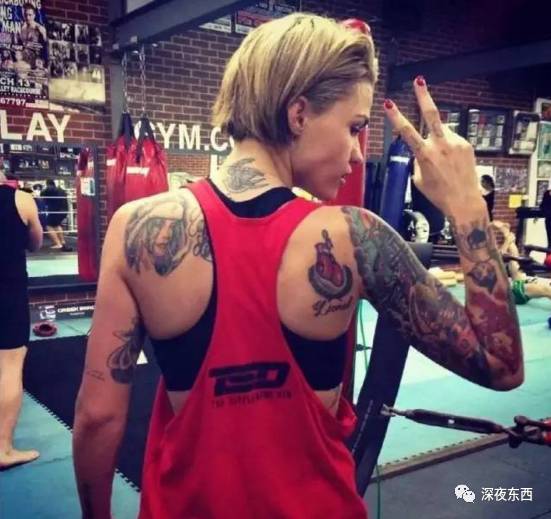 深夜东西｜在男女神之间切换自如的酷女孩，把多少姑娘都掰弯了……