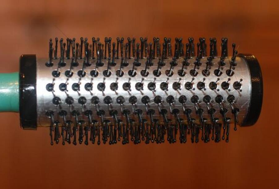 方便打理毛躁头发的梳子,梳子沾满头发