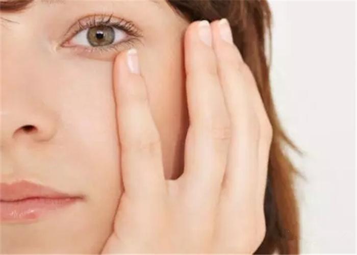 粉饼和散粉有什么区别,粉饼和散粉的区别哪个更好用