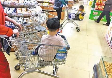 小孩从超市购物车里摔出来严重吗,家长疏忽小孩摔骨折