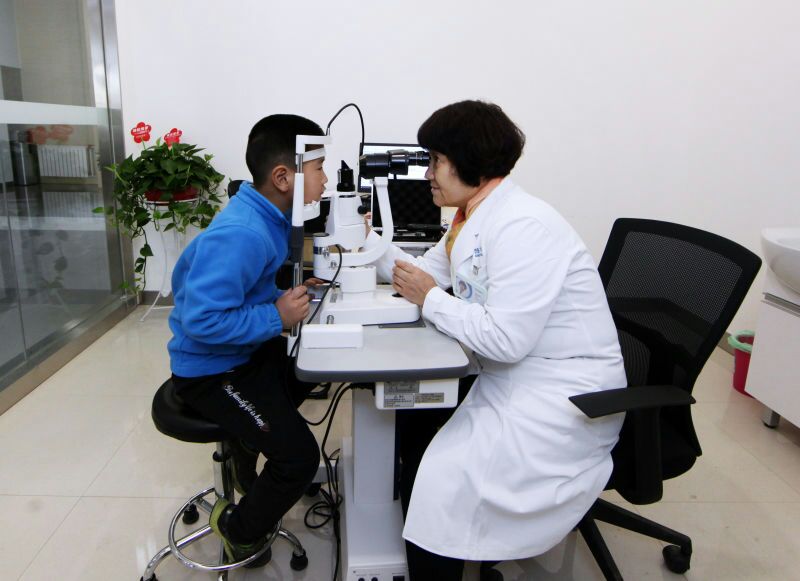 近视眼手术激光和飞秒区别和价格,飞秒激光近视手术是机器还是人工