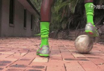 足球过人实用技巧牛尾巴,为什么没人学小罗的牛尾巴过人