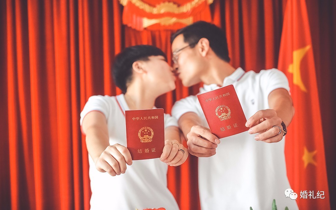 在朋友圈晒领证的那张照片,千万别学大s和奶茶妹妹!