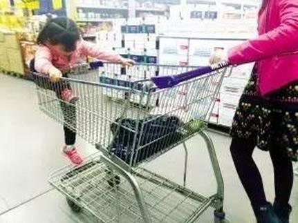 小孩从超市购物车里摔出来严重吗,家长疏忽小孩摔骨折