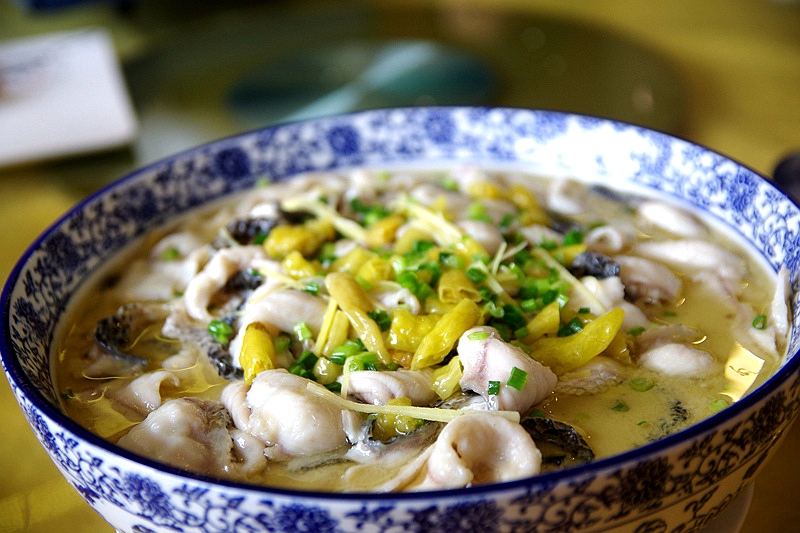 又一只外酥里嫩的烤全羊出炉了,这家的烤全羊最好吃又香又脆