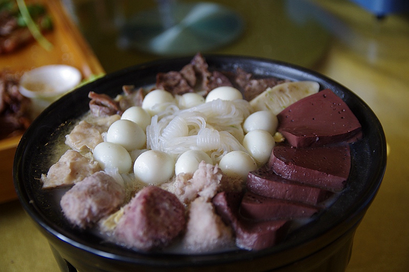 又一只外酥里嫩的烤全羊出炉了,这家的烤全羊最好吃又香又脆