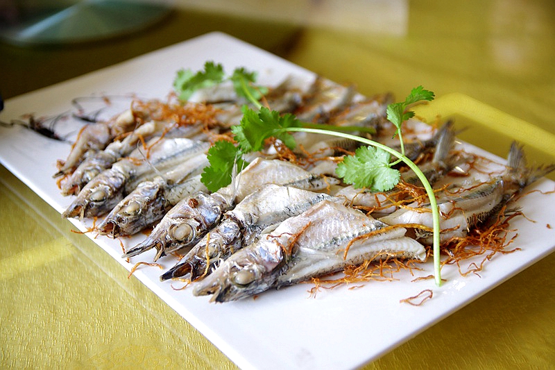 又一只外酥里嫩的烤全羊出炉了,这家的烤全羊最好吃又香又脆