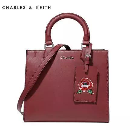 这几款包包让你美腻一个冬季,这几款包包让你一包背进时尚圈