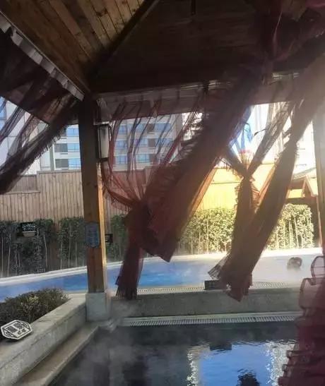 一起泡温泉的奢侈的享受,夏日一起泡温泉