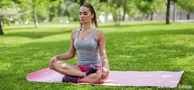 高血压能练习瑜伽倒立吗,练瑜伽可以治高血压吗