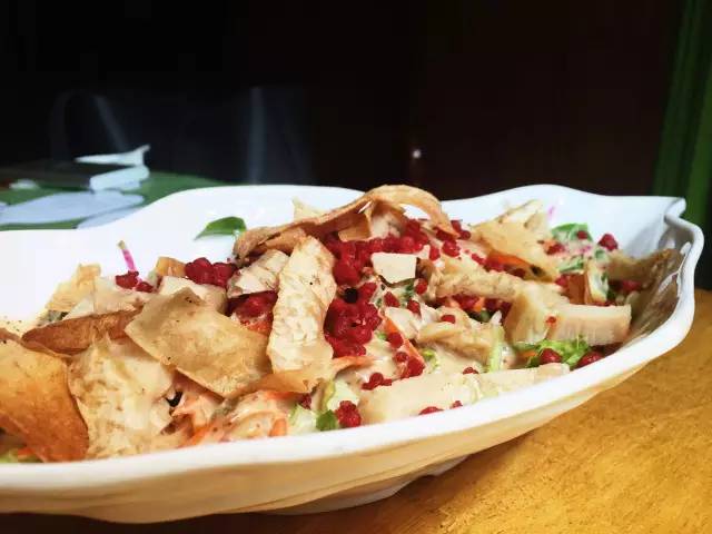 玉皇山下这家花园餐厅歧视单身狗!这么大的鱼头叫我怎么吃