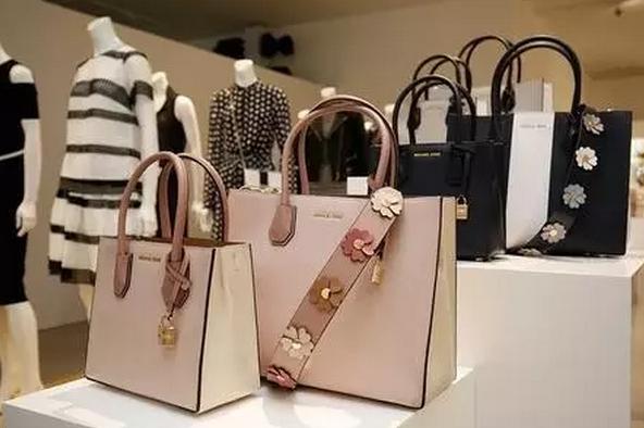 mk和蔻驰品牌属于什么档次,mk和蔻驰女包哪个料子更好