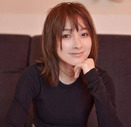 大方脸大饼脸发型,适合脸大且不对称脸型的发型