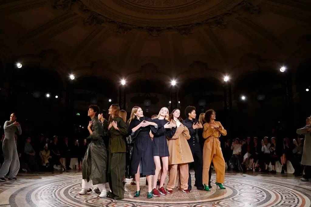 今年的时装周,女生比男生穿的还帅