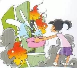 家用电器起火的正确方法,家用电器着火了正确的做法是