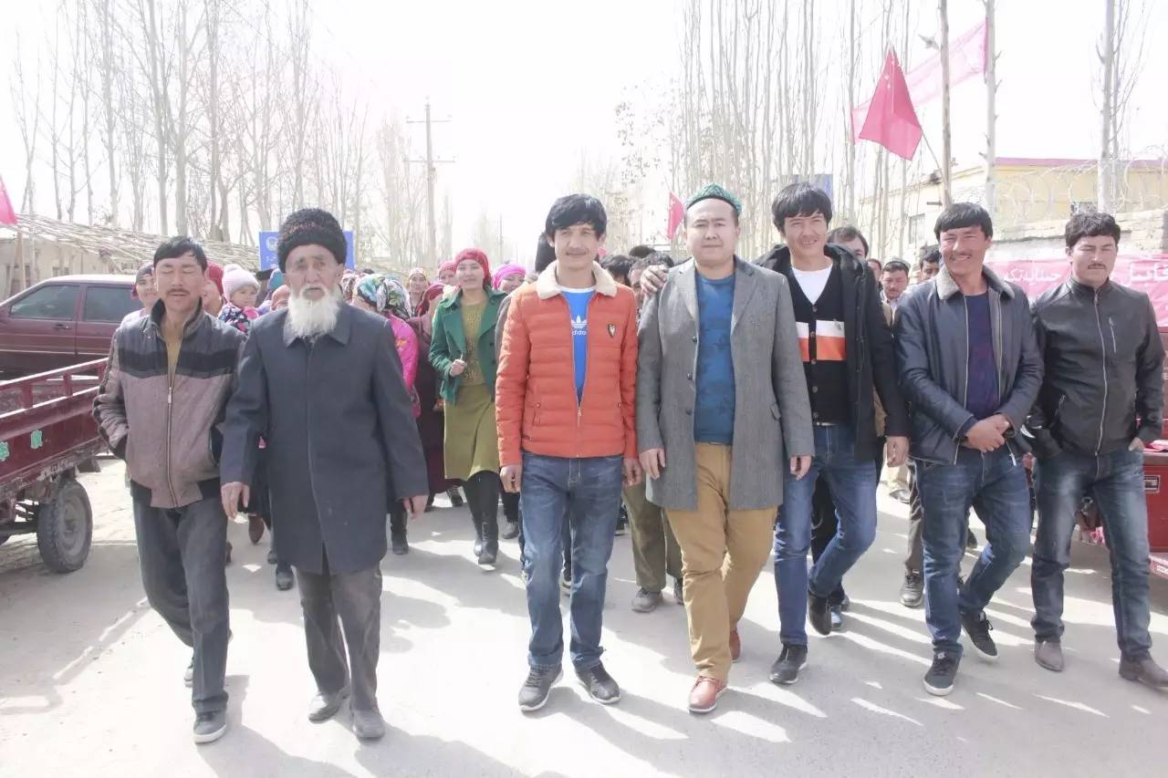 几百村民像过节一般站在村口，原来是为迎接他……