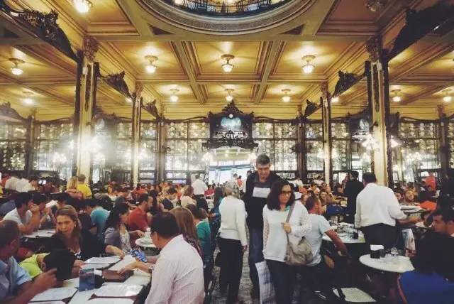 去年夏天，他几乎花光了全部积蓄流浪巴西，去了这些自由有趣的咖啡馆