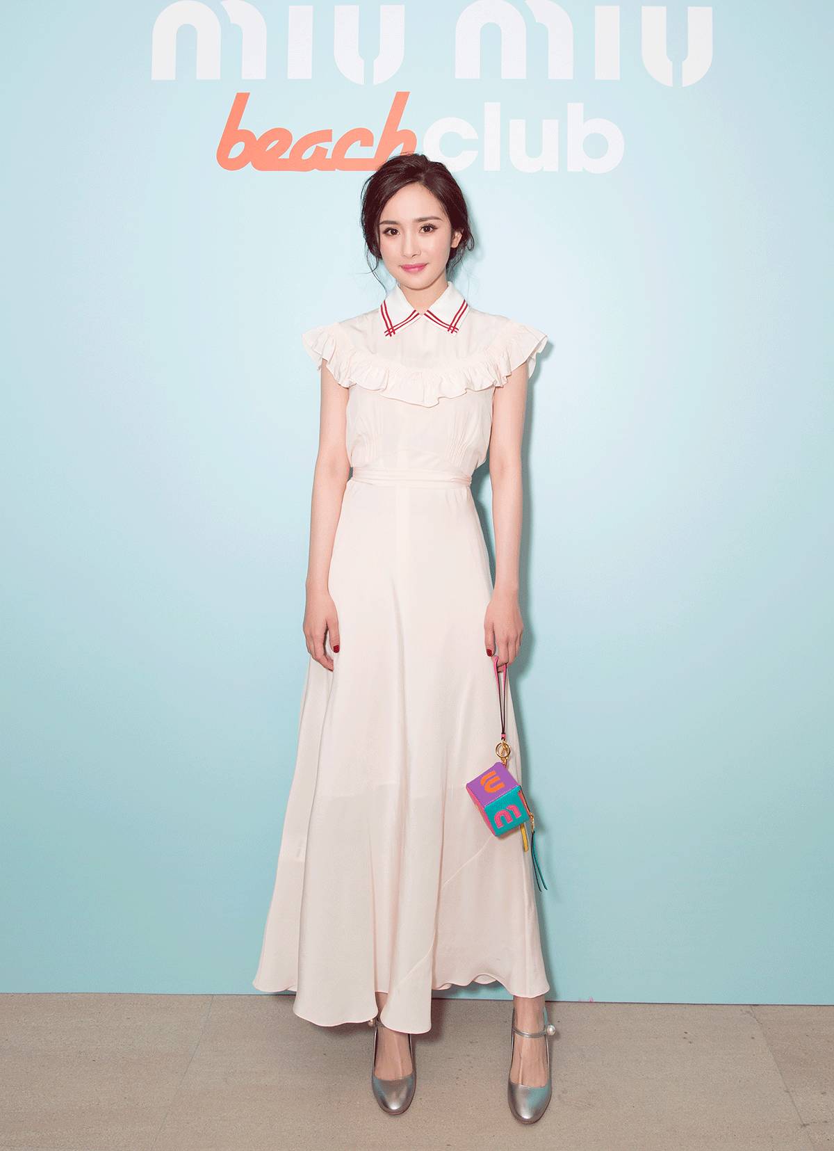 杨幂在泳池边吃苹果,在游泳馆里偶遇杨幂