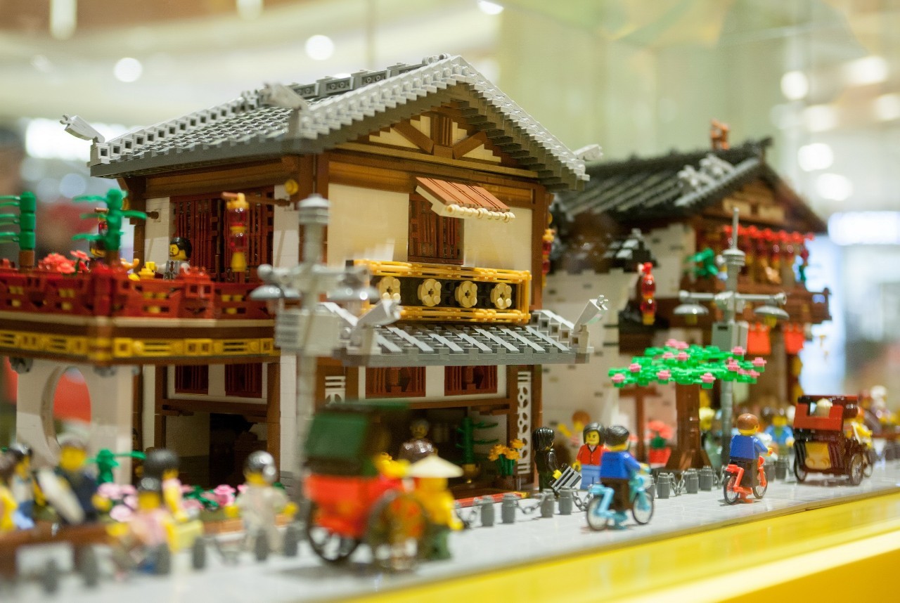 魔都开了大陆首家乐高授权专卖店,积木迷们都疯了!小申手把手,教你怎么买