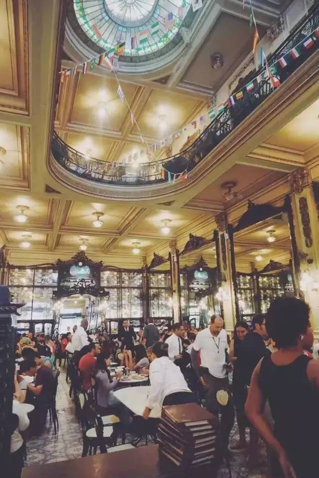 去年夏天，他几乎花光了全部积蓄流浪巴西，去了这些自由有趣的咖啡馆