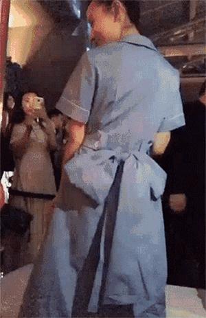 杨幂在泳池边吃苹果,在游泳馆里偶遇杨幂