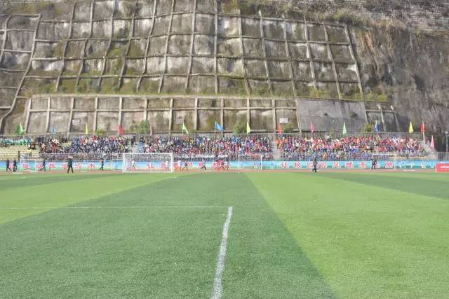 这一群中小学生像职业球员一样在踢球！