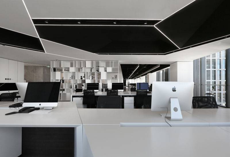 一个年轻潮服品牌的办公空间却选了素白当主打色?「设计联·1584期」