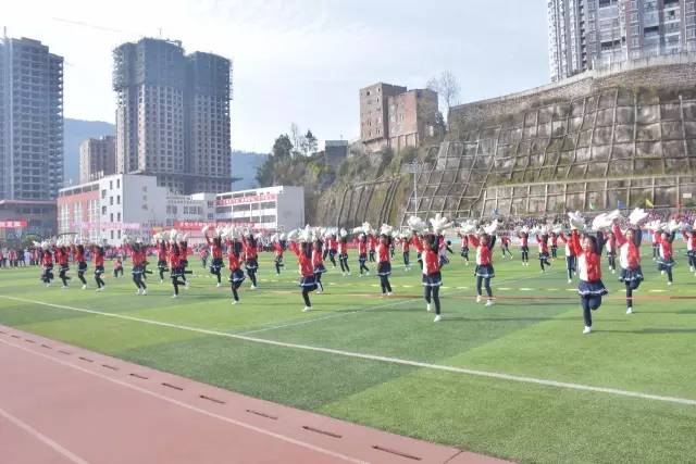 这一群中小学生像职业球员一样在踢球！