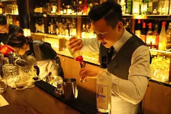 国足与酒,都是孤独而倔强的存在