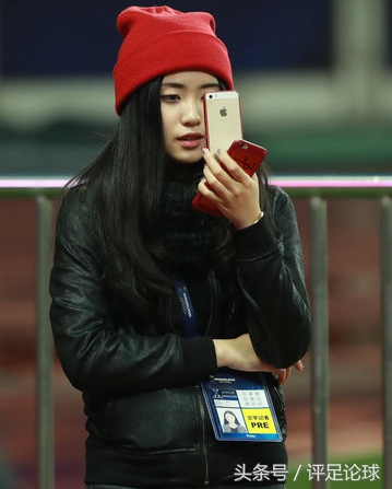 世预赛中韩对决今晚开战赛前美女记者场内嘟嘴卖萌自拍