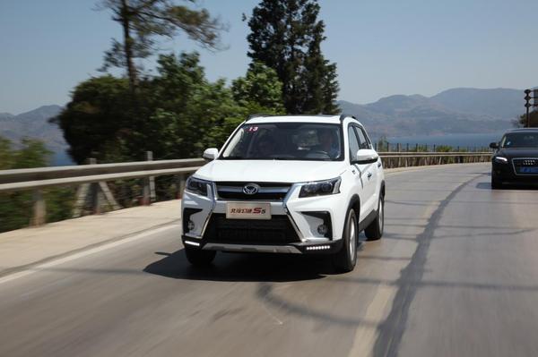 宋楠:甩开套路试驾1.3T北汽幻速S5