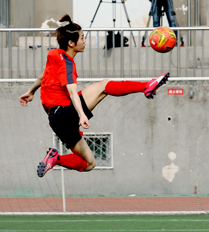 国足对阵韩国秒变脸,国足赢韩国万人合唱