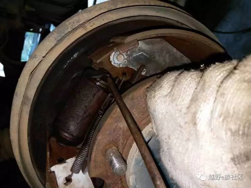 手油泵按压处渗油怎么修理,手油泵坏了怎么自救