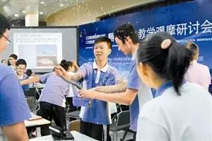 90后老师带学生上课,深圳老师带学生上课