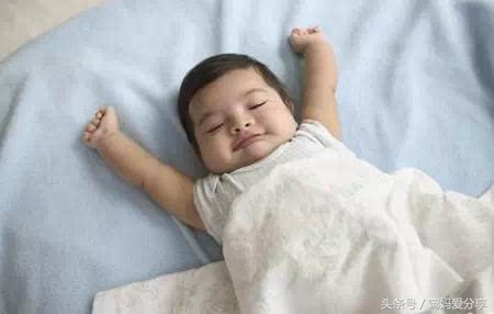 宝宝睡觉抓脸抓头躁动不安,宝宝抓大人头发抓脸怎么回事