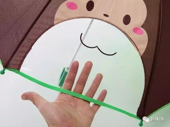 出去玩下雨穿雨衣还是打伞方便,下雨天穿上雨衣出去玩