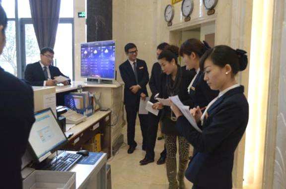 酒店客房服务员真的很累吗,酒店服务行业内幕大揭秘