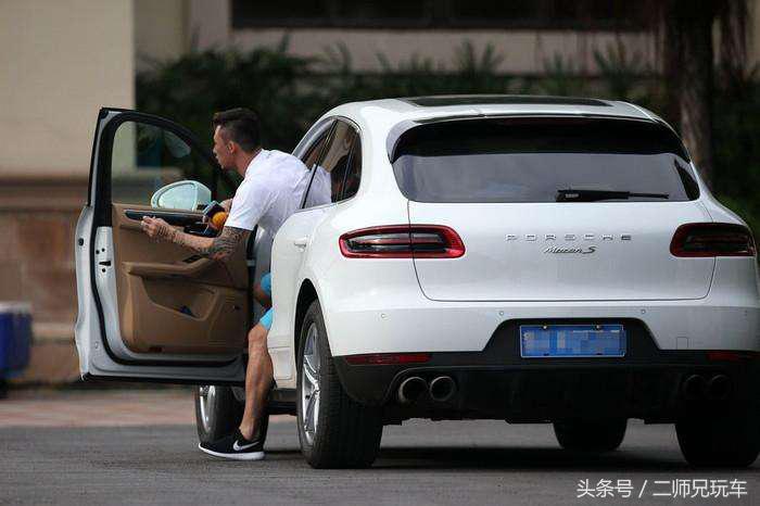 八大国脚座驾盘点，保时捷最受钟爱，于大宝居然开挖掘机？