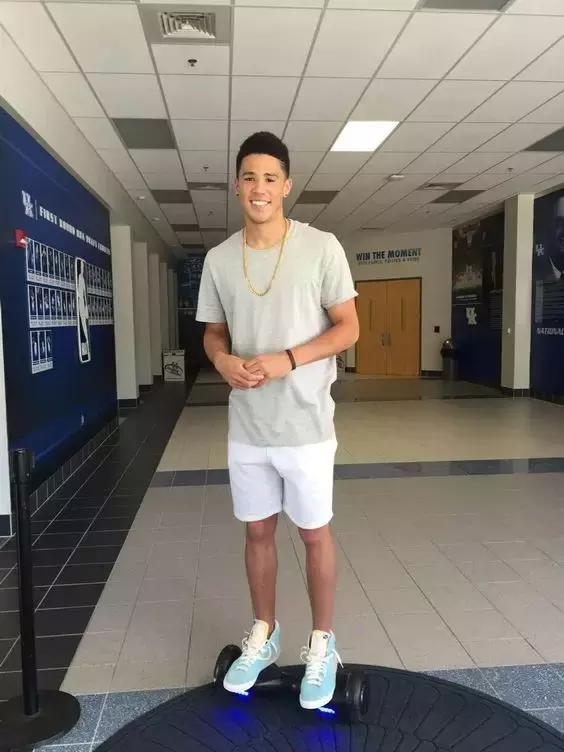 新秀布克格林共同穿过的鞋,布克70分球鞋