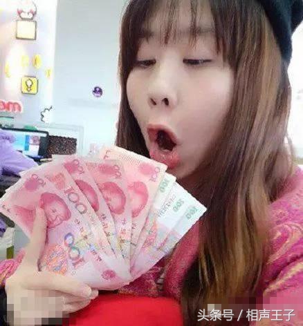 姑娘,别再抬脚了,整个车厢都弥漫着你臭袜子的味道