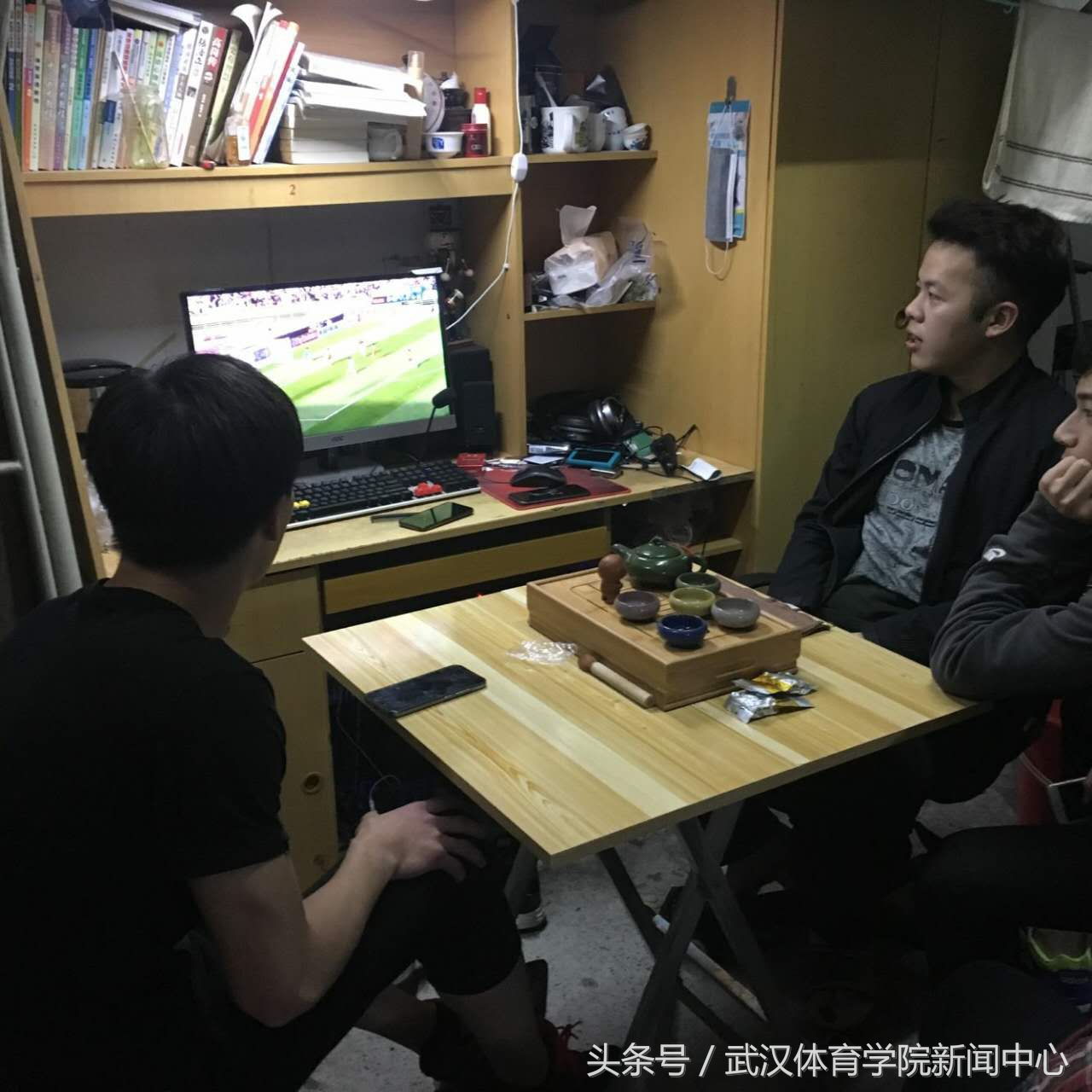 球迷不离不弃陪国足直到最后,国足赛后面对球迷