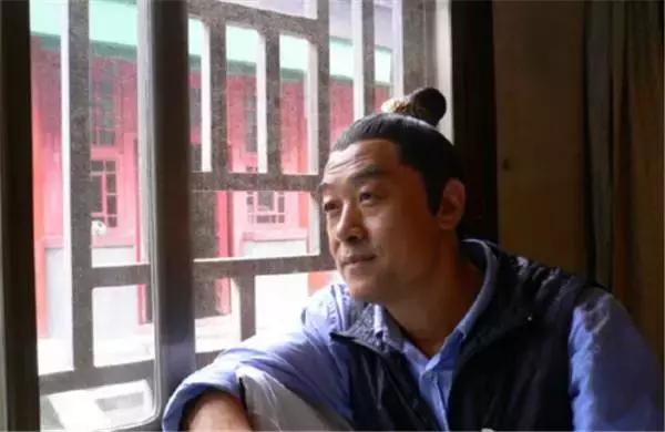 毕业于上戏，影剧音三栖发展，亦正亦邪，被誉为天下第一太监