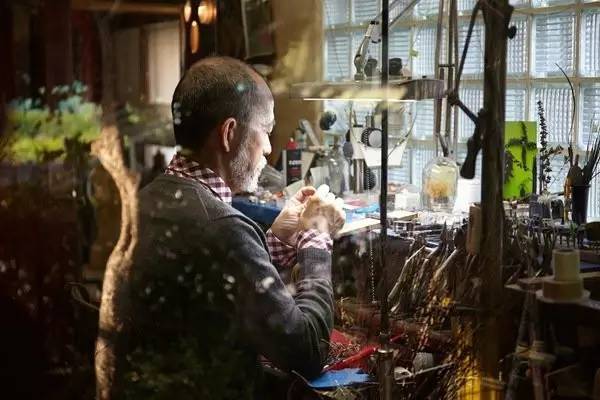 日本珍珠骷髅，将又是生又是死的饰品戴在身上，葬礼艺术作为灵感